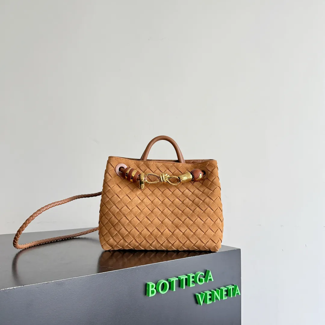 The new Andiamo batch of 3060 BV is shipped‼ ️The classic intercciato weaving process is used to create a soft bag, the metal knot is made of micro-cast aluminum using jewelry technology🪢, and the decorative beads are made of metal and hand-polished oak, allowing you to jump repeatedly between elegance and fun💃, making it unpredictable. Classic and versatile, it shows off your temperament, and the bag has a large capacity, making it very convenient for daily commuting! It has a variety of carrying methods, the shoulder straps can be adjusted by yourself, the original lambskin feels soft and delicate, and the unisex style breaks gender boundaries and brings a more practical and long-lasting use experience. The Andiamo, which has both elegant and casual styles, perfectly interprets the "fashionable old money style". Style number: 743568+wood hardware Color: suede amber brown Size: 25*22*10.5cm